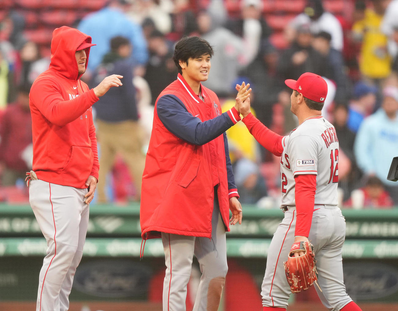 レッドソックス対エンゼルス　レッドソックスに勝利し、ナインとタッチをするエンゼルス大谷（中央）撮影・菅敏）