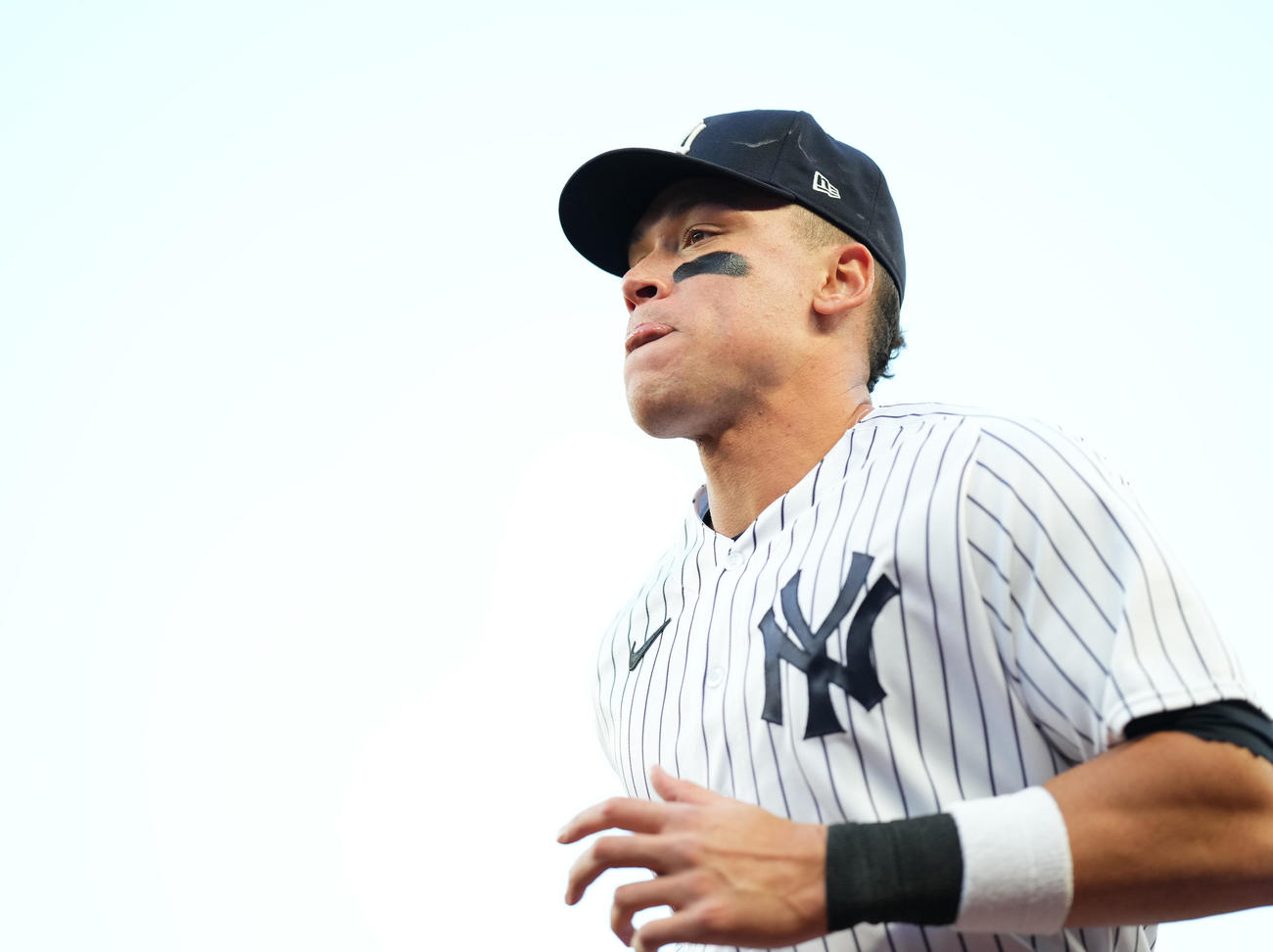ヤンキース対エンゼルス　試合前のアップを終え、ベンチに戻るヤンキース・ジャッジ（撮影・菅敏）