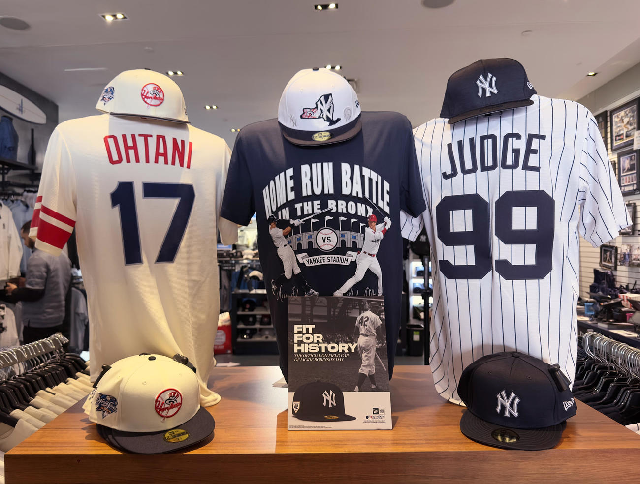 ヤンキース対エンゼルス　ヤンキースタジアムのグッズショップで販売されている大谷とジャッジのコラボTシャツ（中央）（撮影・菅敏）