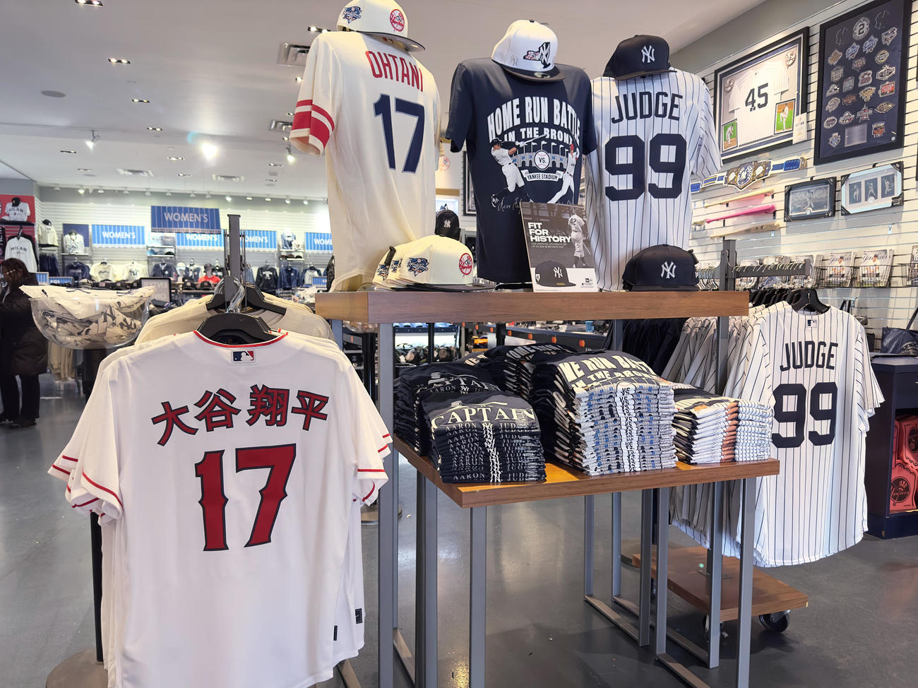 ヤンキース対エンゼルス　ヤンキースタジアムのグッズショップで販売されている大谷とジャッジのコラボTシャツ（中央）（撮影・菅敏）