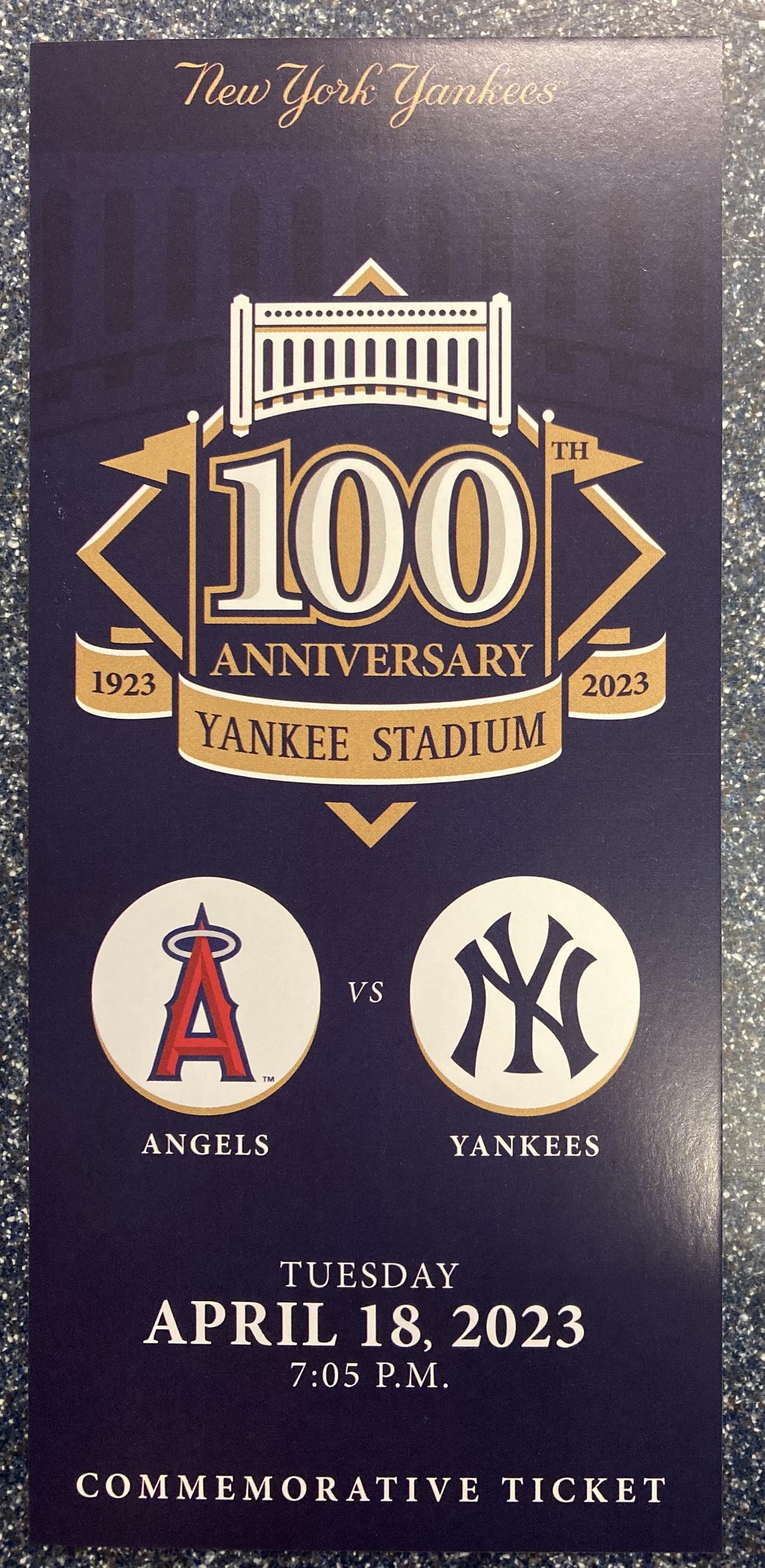 来場者に配布されたヤンキースタジアム100周年を祝う記念カード