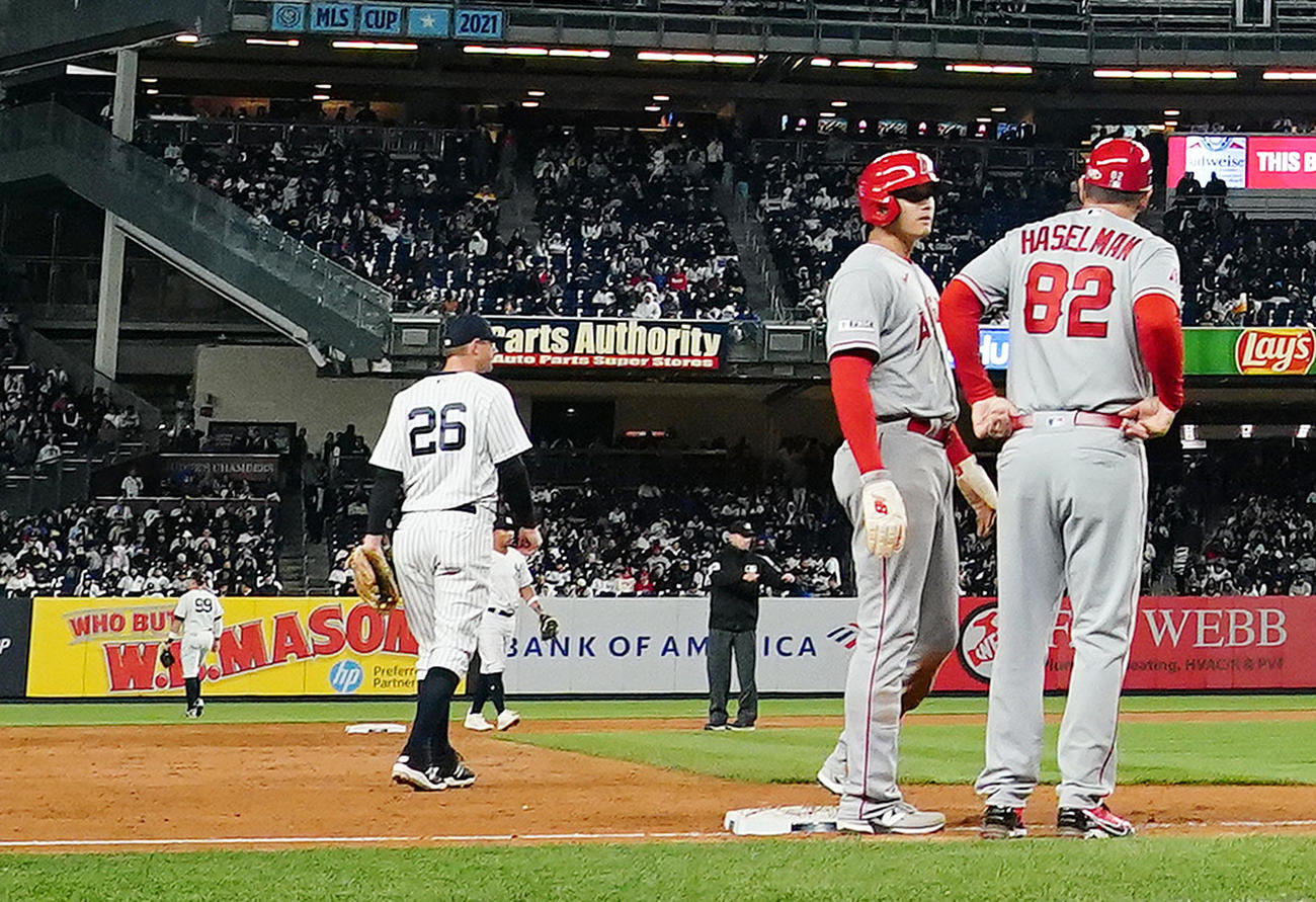 ヤンキース対エンゼルス　5回表エンゼルス無死一塁、打者アンソニー・レンドンの時、二塁盗塁を決め、送球がそれる間に三塁に進んだ一塁走者大谷（右から2人目）。左後方はジャッジ（撮影・菅敏）