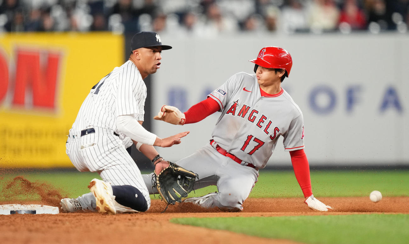 ヤンキース対エンゼルス　5回表エンゼルス無死一塁、打者アンソニー・レンドンの時、二塁盗塁を決める一塁走者大谷（右）（撮影・菅敏）