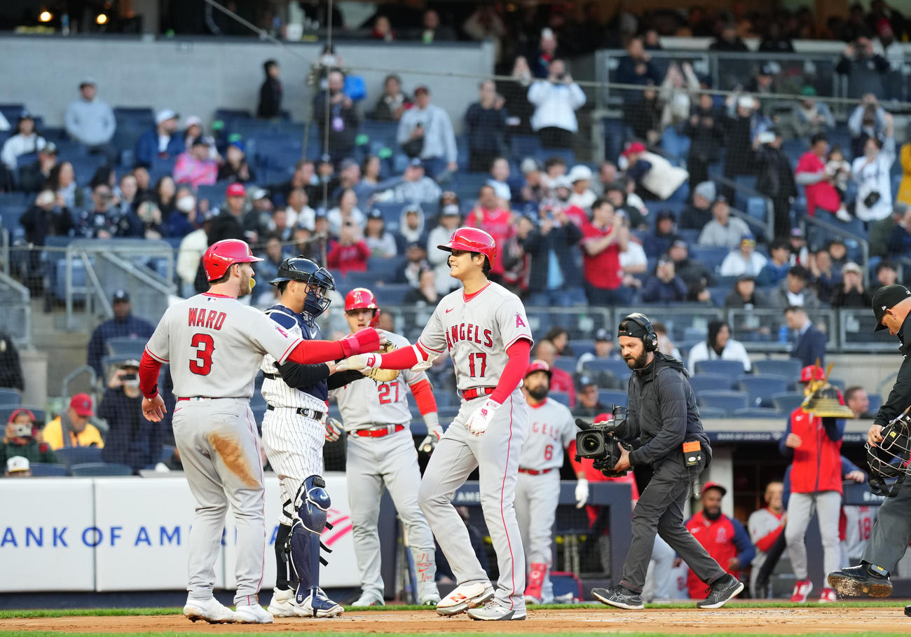 ヤンキース対エンゼルス　1回表エンゼルス無死一塁、右中間に2点本塁打を放ち、ウォード（左）にタッチで迎えられる大谷（撮影・菅敏）