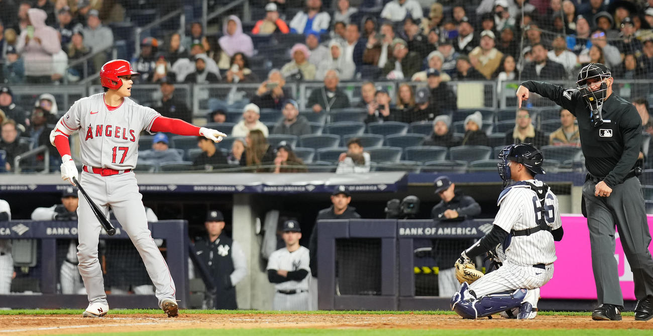 ヤンキース対エンゼルス　5回表エンゼルス無死、ヒガシオカの打撃妨害をアピールするエンゼルス大谷（撮影・菅敏）