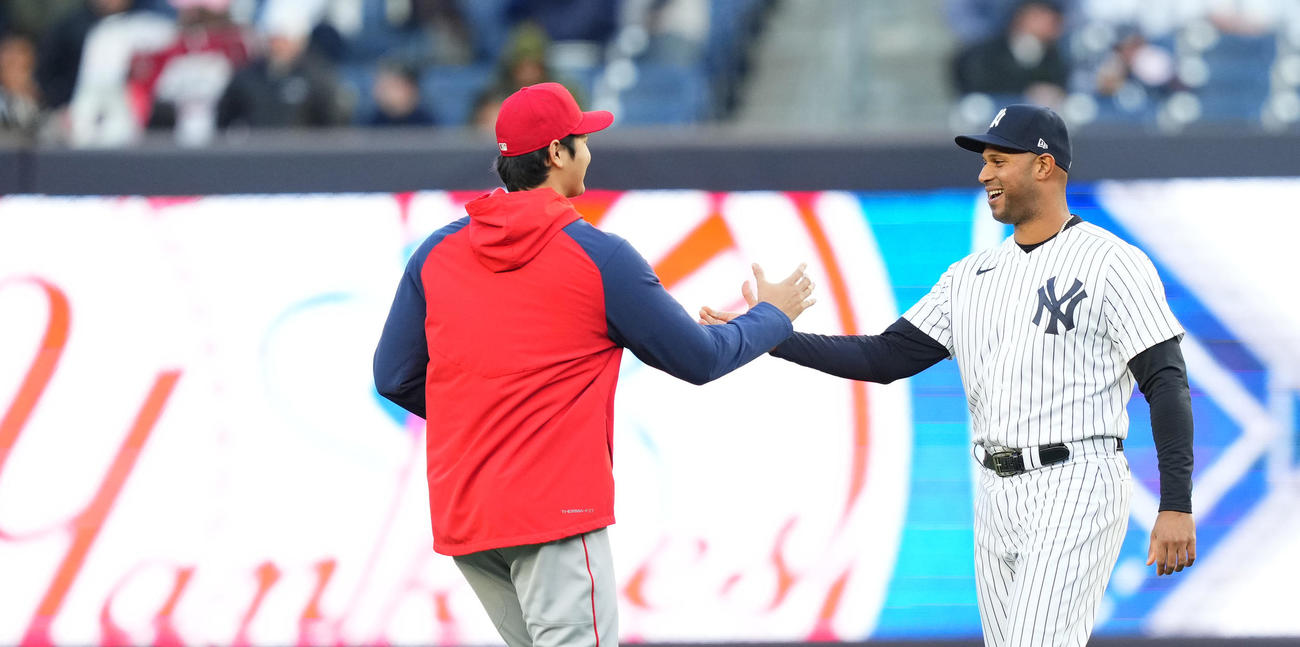 ヤンキース対エンゼルス　試合前、ヤンキース・ヒックス（右）と握手をするエンゼルス大谷（撮影・菅敏）