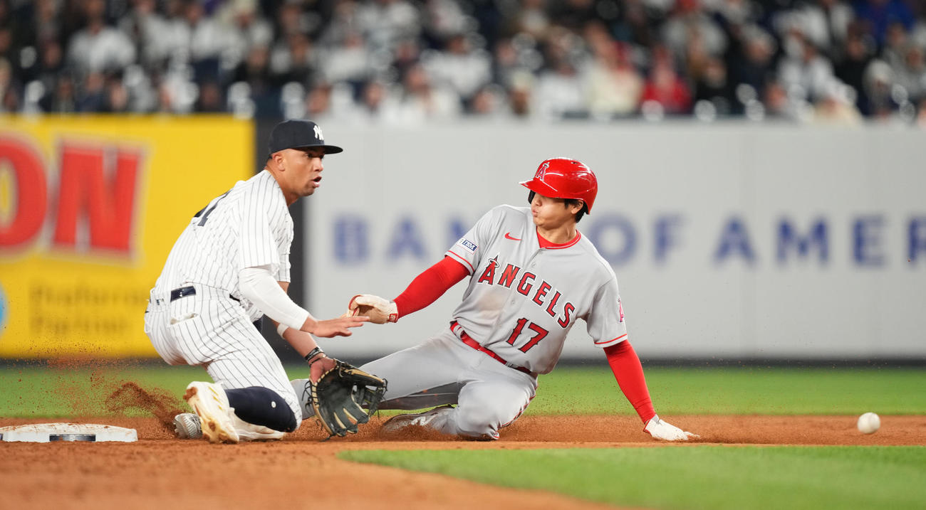 ヤンキース対エンゼルス　5回表エンゼルス無死一塁、打者アンソニー・レンドンの時、二塁盗塁を決める一塁走者大谷（右）（撮影・菅敏）