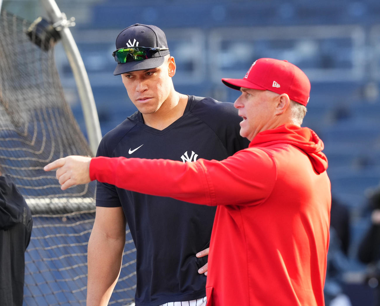 ヤンキース対エンゼルス　試合前、エンゼルス・ネビン監督（右）と話すヤンキース・ジャッジ（撮影・菅敏）