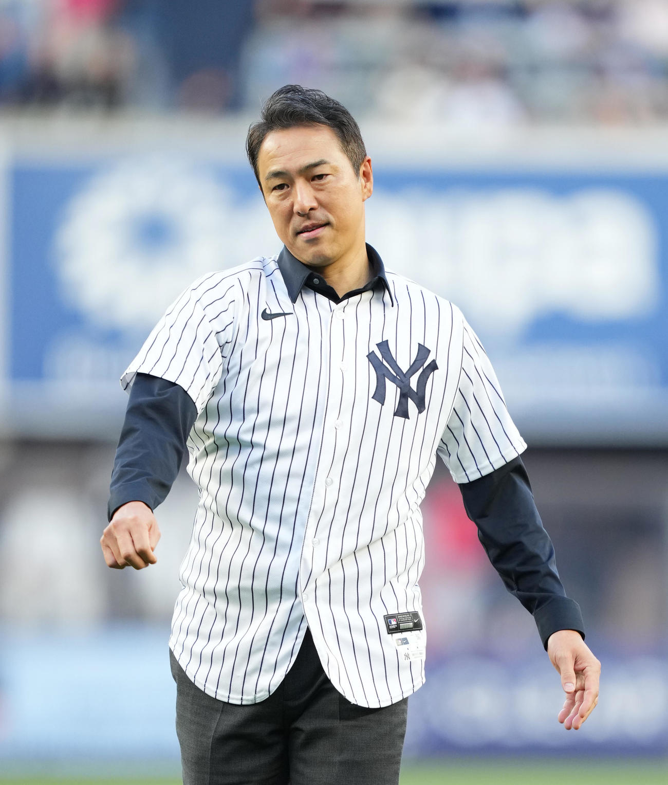 ヤンキース対エンゼルス　始球式を務める黒田氏（撮影・菅敏）
