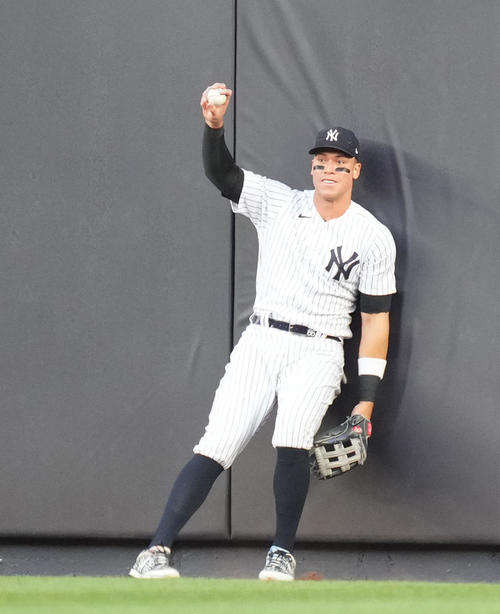 ヤンキース対エンゼルス　1回表エンゼルス1死、大谷の打球を好捕するジャッジ（撮影・菅敏）