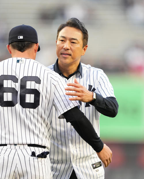 ヤンキース対エンゼルス　始球式を務める黒田氏（撮影・菅敏）