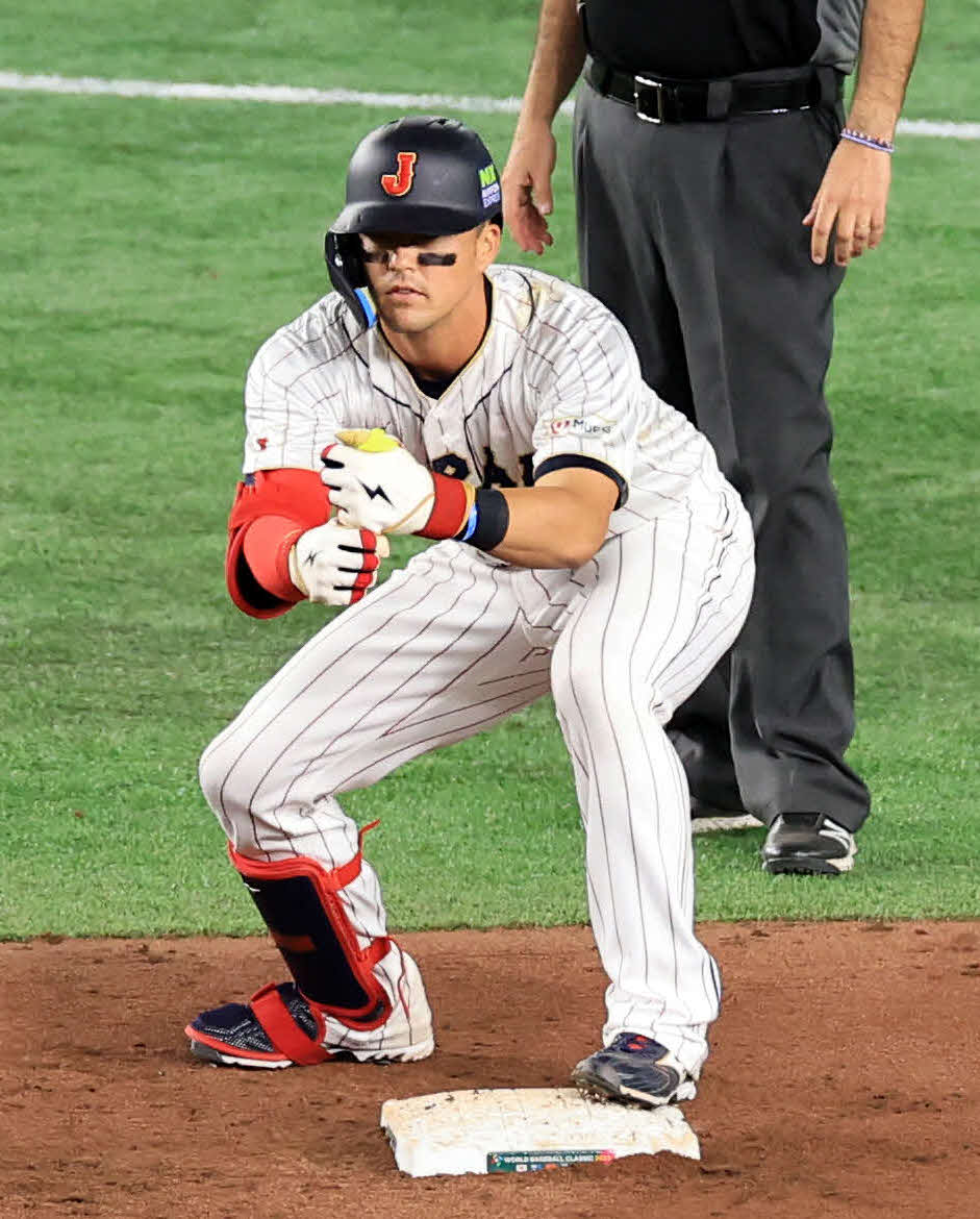WBCのチェコ戦の4回、適時二塁打を放ち、ペッパーミル・パフォーマンスを見せるラーズ・ヌートバー（2023年3月撮影）
