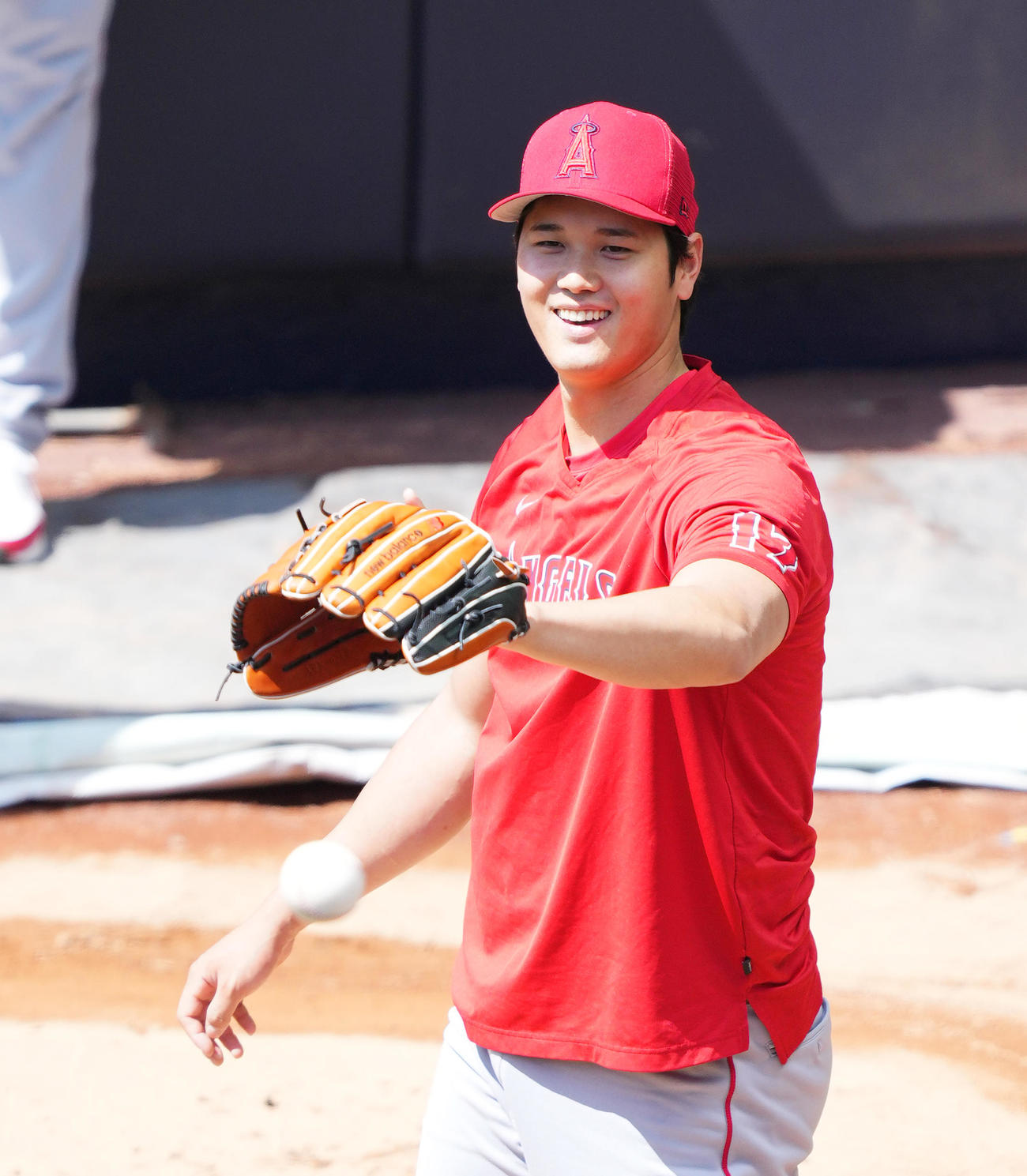 ヤンキース対エンゼルス　リラックスした表情で投球練習をするエンゼルス大谷（撮影・菅敏）