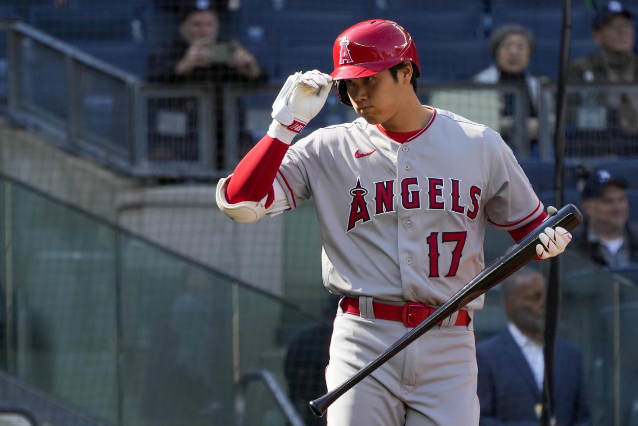 1回表に打席に立つエンゼルス大谷翔平（AP）
