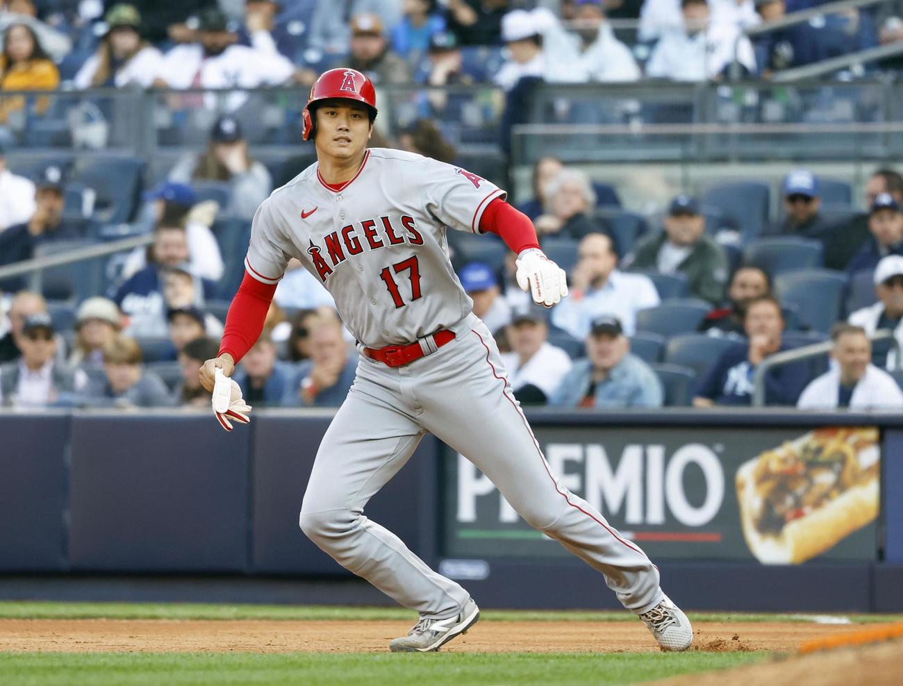 ヤンキース戦の7回、四球で出塁後、後続の安打で二塁へ向かうエンゼルス・大谷（共同）