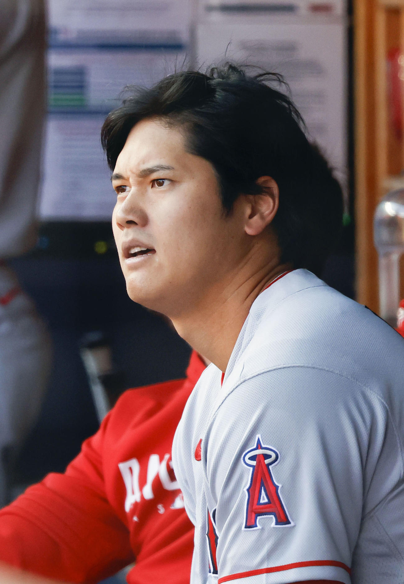 ヤンキース戦の1回、投邪飛に倒れ、ベンチで渋い表情のエンゼルス・大谷（共同）