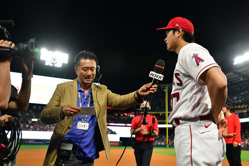勝利後、インタビューを受けるエンゼルス大谷翔平(ロイター=USA TODAY Sports)