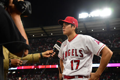 勝利後、インタビューを受けるエンゼルス大谷翔平(ロイター=USA TODAY Sports)