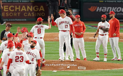 ロイヤルズに勝利し、今季3勝目を挙げた大谷(中央)は、ナインをタッチで迎える(撮影・菅敏)
