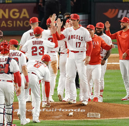 ロイヤルズに勝利し、今季3勝目を挙げた大谷(中央)は、ロージンを拾い上げるレンドン(左から3人目)を前にする(撮影・菅敏)