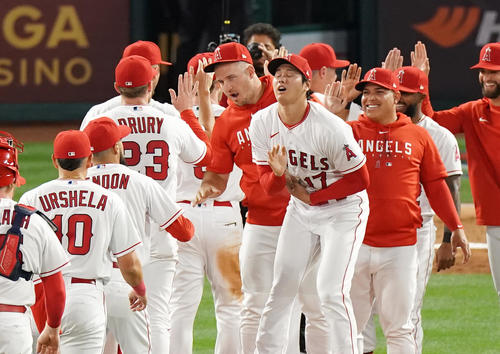 ロイヤルズに勝利し、今季3勝目を挙げた大谷(中央)は、レンドン(左から3人目)からロージンを投げられる(撮影・菅敏)