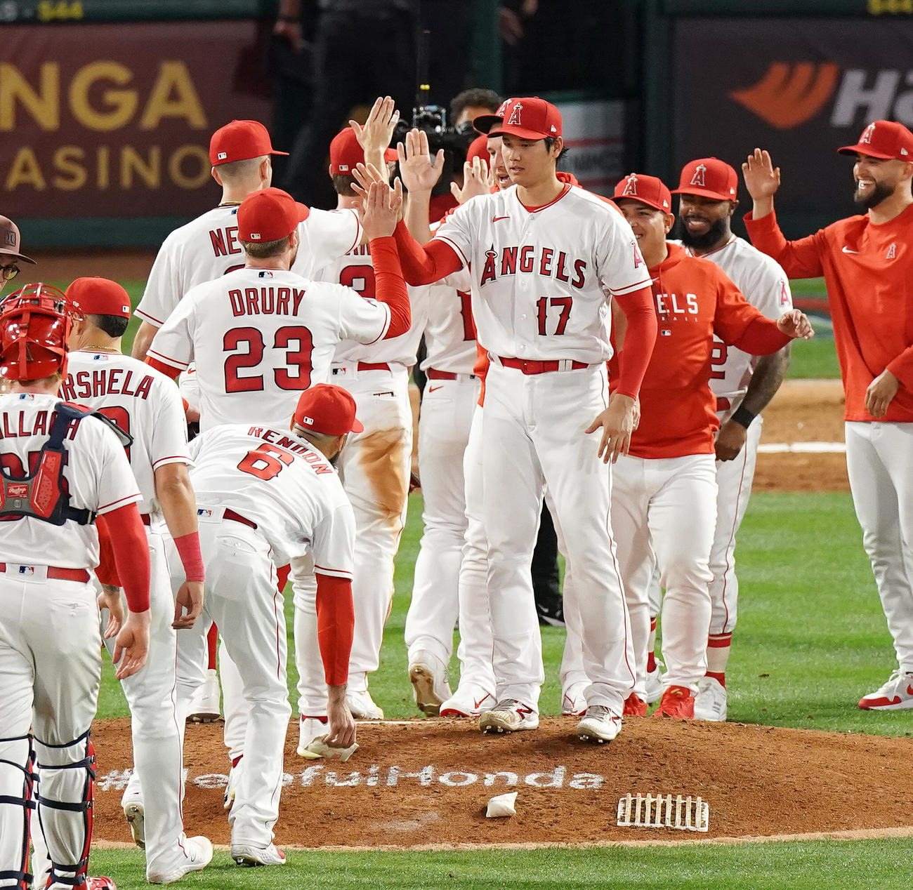 ロイヤルズに勝利し、今季3勝目を挙げた大谷（中央）は、ロージンを拾い上げるレンドン（左から3人目）を前にする（撮影・菅敏）