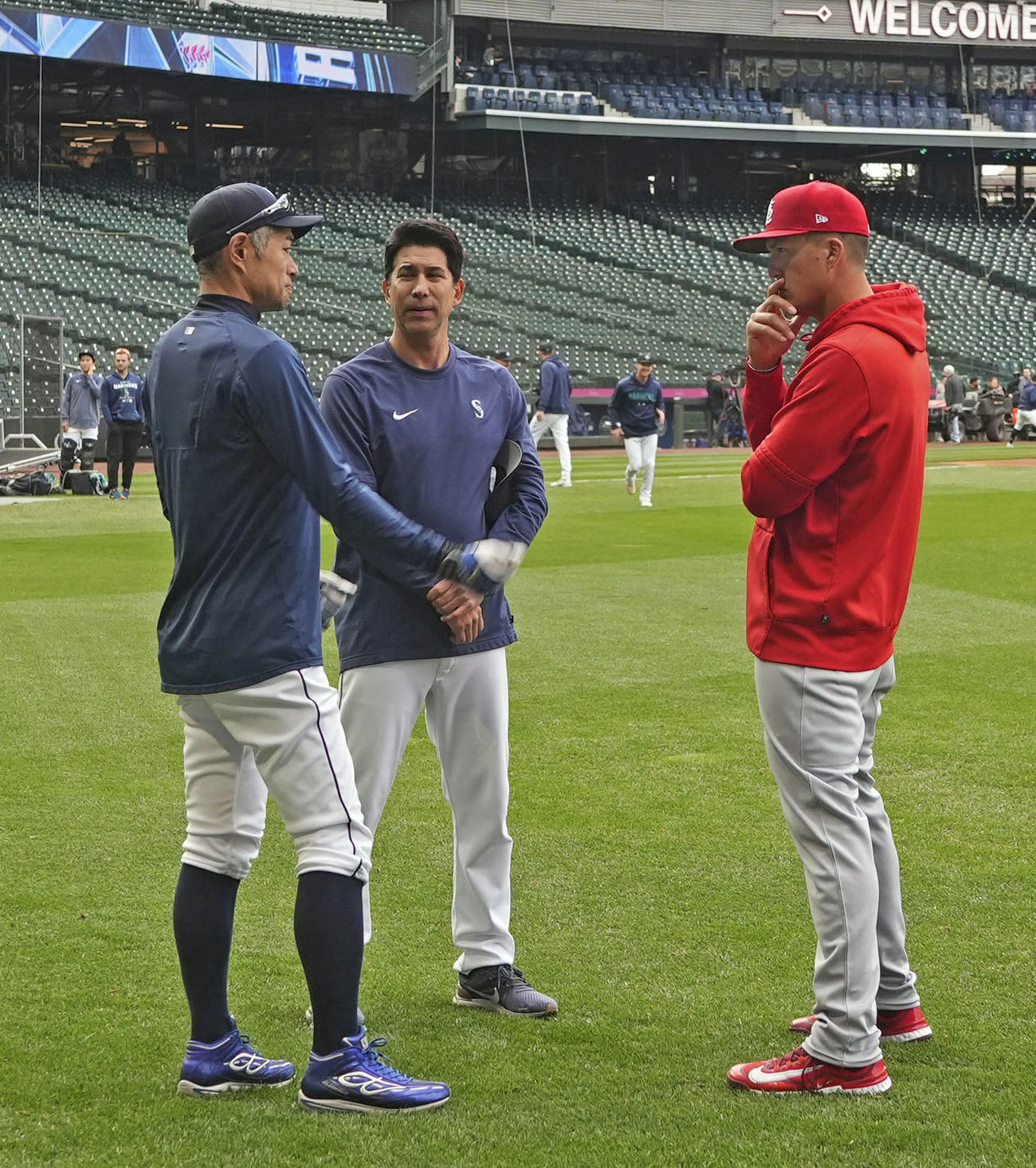 マリナーズ戦の前にイチロー氏（左）と話すカージナルスのヌートバー（右）（カージナルス提供・共同）