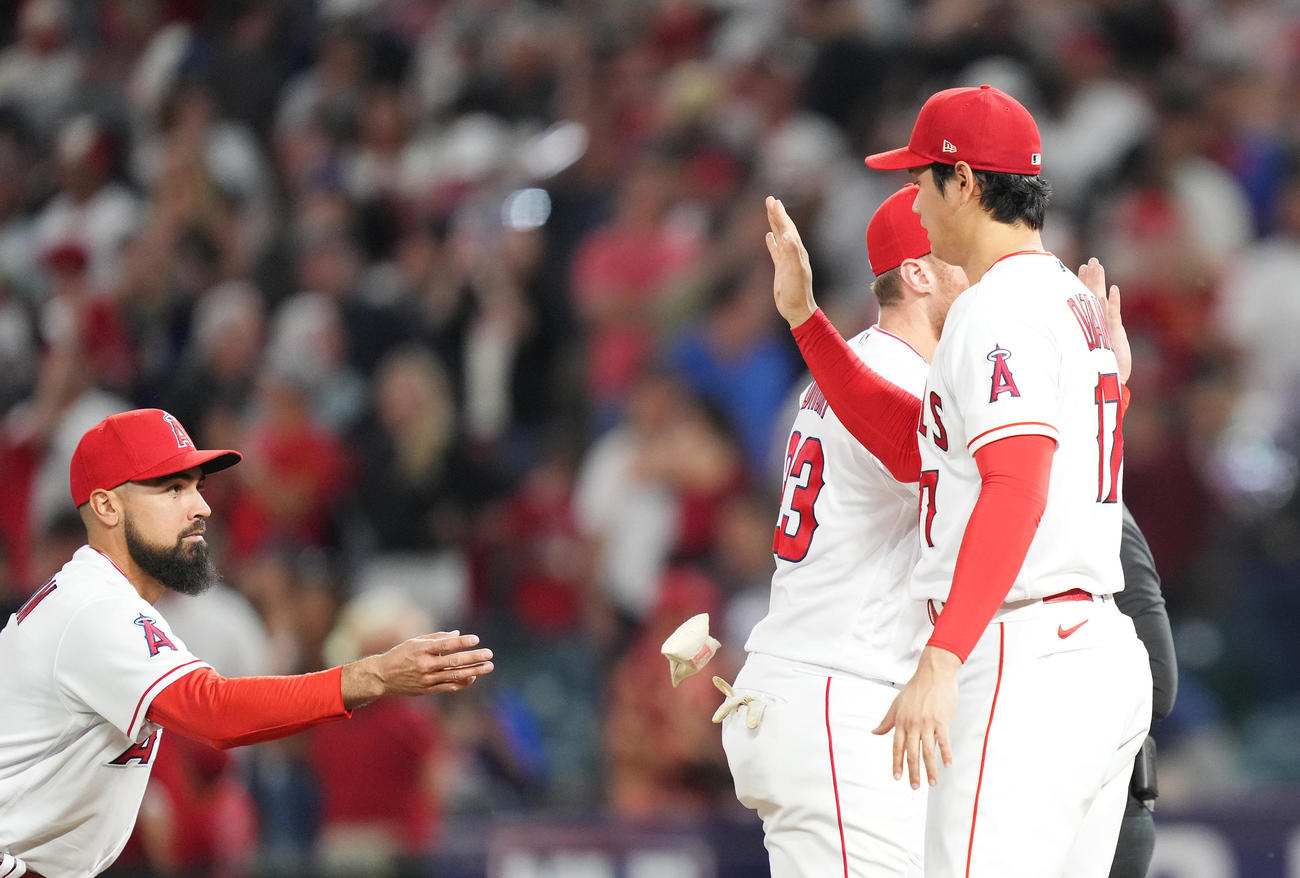 ロイヤルズに勝利し、今季3勝目を挙げた大谷翔平は、レンドン（左）からロジンを投げられる（撮影・菅敏）