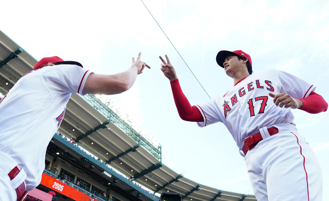 エンゼルス対ロイヤルズ　試合開始前、フィリップス（左）とタッチをするエンゼルス大谷（撮影・菅敏）