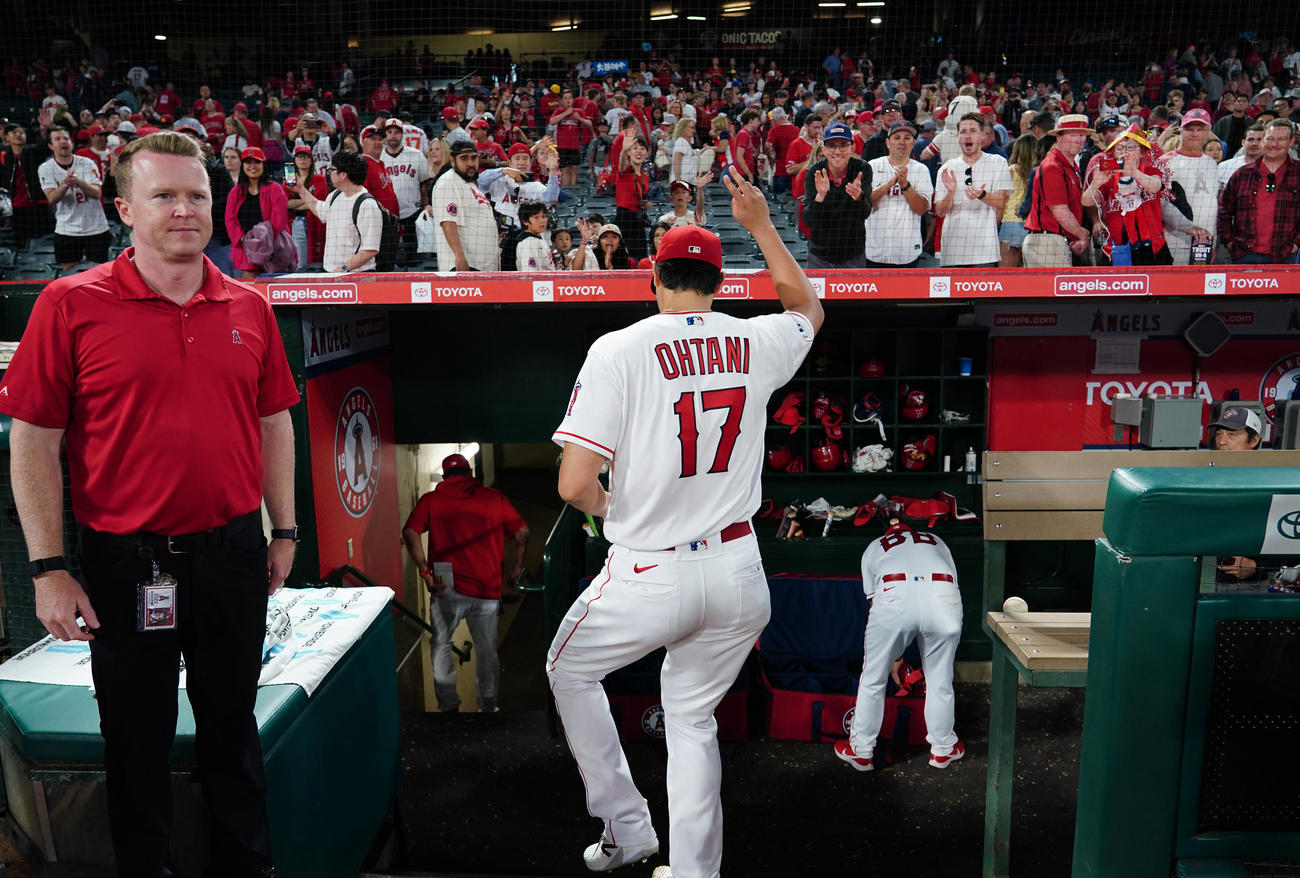 ロイヤルズ戦に先発し、今季3勝目を挙げたエンゼルス大谷は、ファンの歓声にVサインで応える（2023年4月21日）