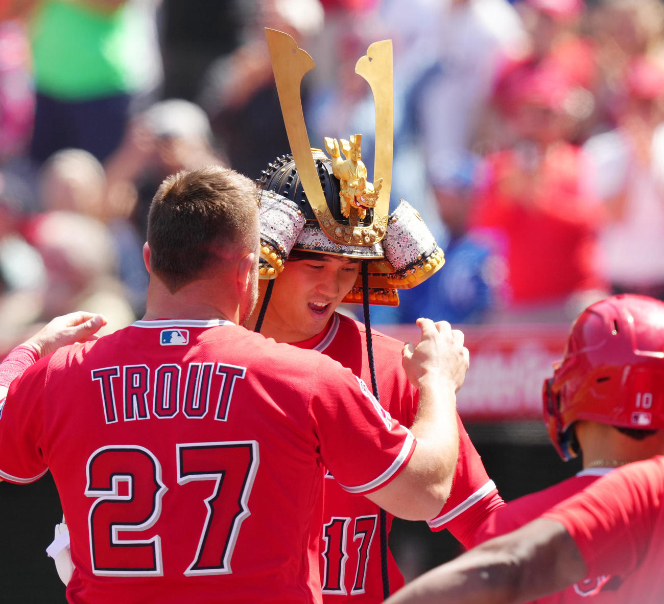 エンゼルス対ロイヤルズ　6回裏エンゼルス無死、中越えにソロ本塁打を放ち、トラウト（左）からかぶとをかぶせてもらう大谷（撮影・菅敏）