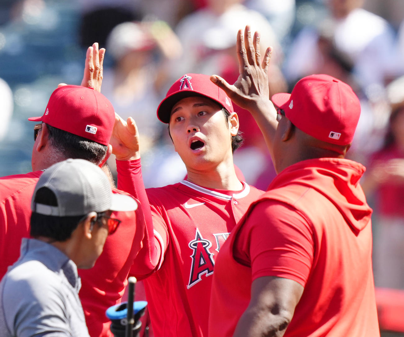 ロイヤルズに勝利し、驚いた表情でコーチ陣と大谷（中央）（撮影・菅敏）