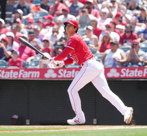 エンゼルス対ロイヤルズ　1回裏エンゼルス無死二、三塁、左犠飛を放つ大谷（撮影・菅敏）