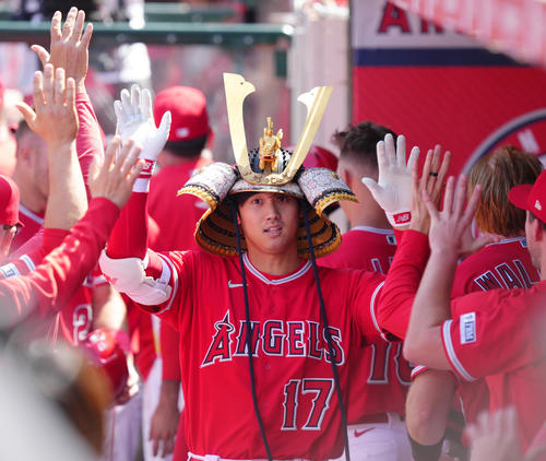 エンゼルス対ロイヤルズ　6回裏エンゼルス無死、中越えにソロ本塁打を放ち、かぶとをかぶりタッチをする大谷（撮影・菅敏）