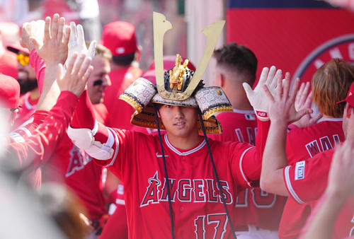 エンゼルス対ロイヤルズ　6回裏エンゼルス無死、中越えにソロ本塁打を放ち、かぶとをかぶりタッチをする大谷（撮影・菅敏）