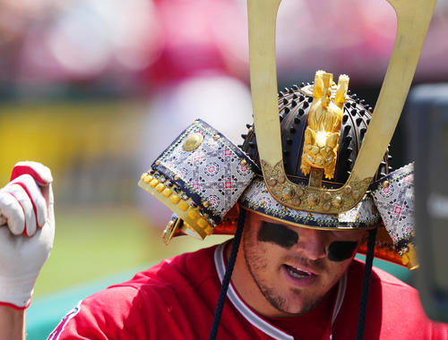 エンゼルス対ロイヤルズ　6回裏エンゼルス無死、中越えに本塁打をかぶとをかぶりタッチをするトラウト撮影・菅敏）