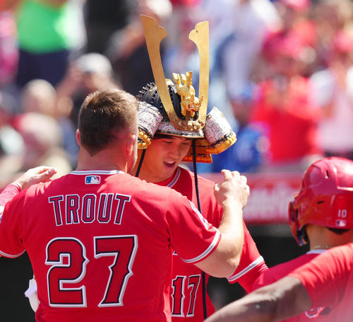 エンゼルス対ロイヤルズ　6回裏エンゼルス無死、中越えにソロ本塁打を放ち、トラウト（左）からかぶとをかぶせてもらう大谷（撮影・菅敏）