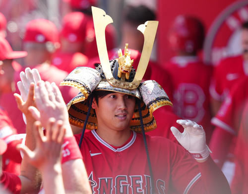 エンゼルス対ロイヤルズ　6回裏エンゼルス無死、中越えにソロ本塁打を放ち、かぶとをかぶりタッチをする大谷（撮影・菅敏）