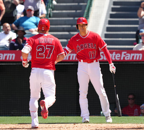 エンゼルス対ロイヤルズ　6回裏エンゼルス無死、中越えに本塁打を放ったトラウト（左）を笑顔で迎える大谷（撮影・菅敏）