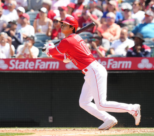 エンゼルス対ロイヤルズ　6回裏エンゼルス無死、中越えにソロ本塁打を放つ大谷（撮影・菅敏）