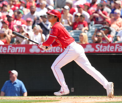 エンゼルス対ロイヤルズ　6回裏エンゼルス無死、中越えにソロ本塁打を放つ大谷（撮影・菅敏）