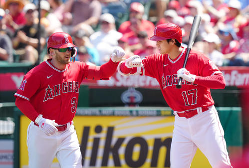 エンゼルス対ロイヤルズ　6回裏エンゼルス無死、左越えに本塁打を放ったウォード（左）をタッチで迎える大谷（撮影・菅敏）