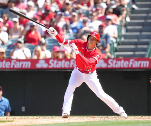 エンゼルス対ロイヤルズ　8回裏エンゼルス無死二塁、一塁内野安打を放つ大谷（撮影・菅敏）