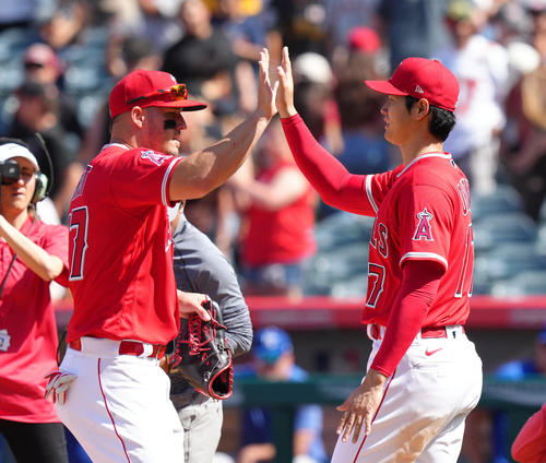 ロイヤルズに勝利し、トラウト（左）とタッチをする大谷（撮影・菅敏）