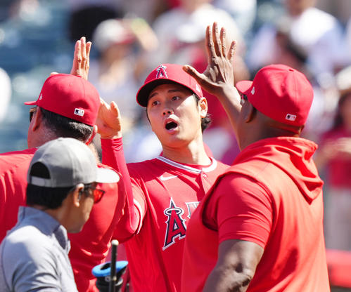 ロイヤルズに勝利し、驚いた表情でコーチ陣と大谷（中央）（撮影・菅敏）