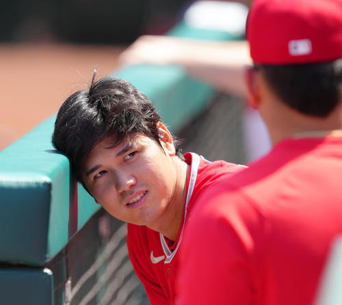 エンゼルス対ロイヤルズ　試合中、ベンチでナインと話すエンゼルス大谷（撮影・菅敏）