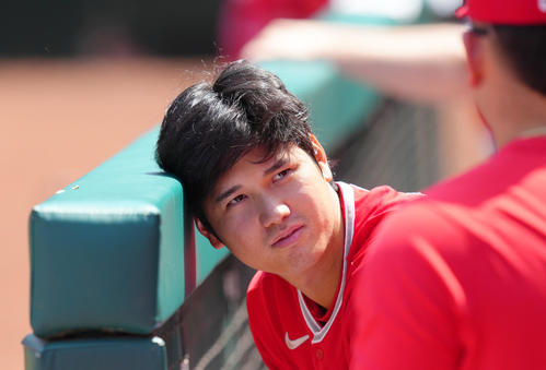 エンゼルス対ロイヤルズ　試合中、ベンチでナインと話すエンゼルス大谷（撮影・菅敏）