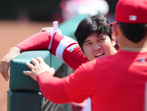 エンゼルス対ロイヤルズ　試合中、ベンチでナインと話すエンゼルス大谷（撮影・菅敏）