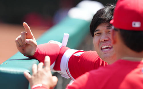 エンゼルス対ロイヤルズ　試合中、ベンチでナインと話すエンゼルス大谷（撮影・菅敏）