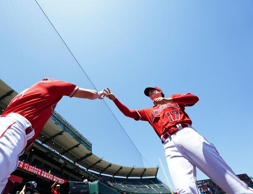 エンゼルス対ロイヤルズ　試合開始前、フィリップス（左）とタッチをするエンゼルス大谷（撮影・菅敏）